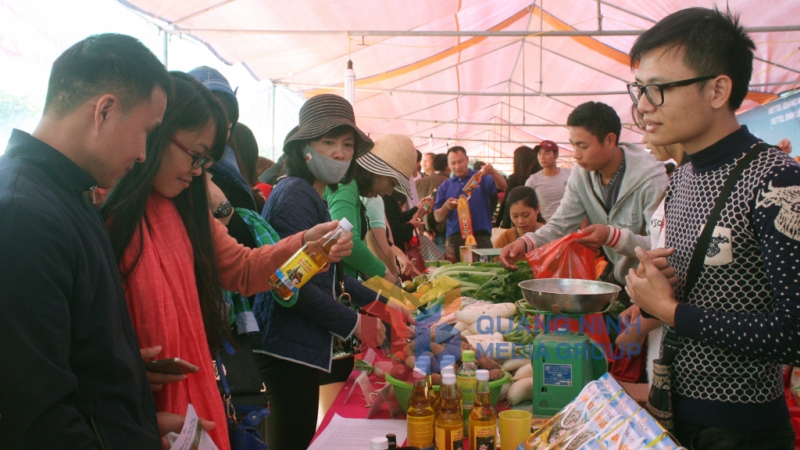 Du khách tham quan và mua sắm tại gian hàng OCOP trong lễ Hội hoa Sở năm 2016. Ảnh: Nguyễn Dung