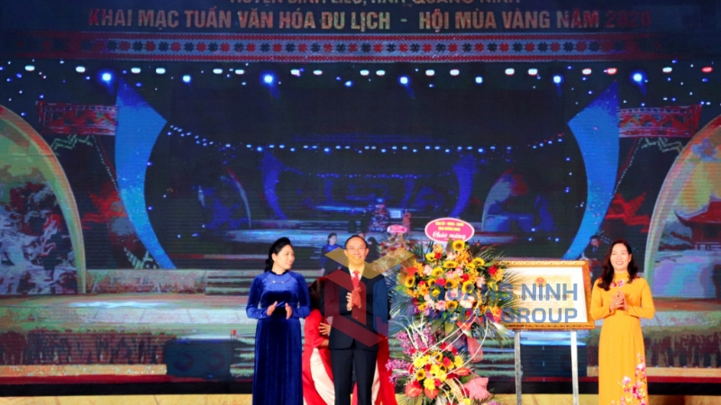 PCT Nguyễn Thị Hạnh trao bằng xếp hạng di tích cấp tỉnh đối với di tích, danh lam thắng cảnh ruộng bậc thang Lục Hồn huyện Bình Liêu (11-2020). Ảnh: Tạ Quân