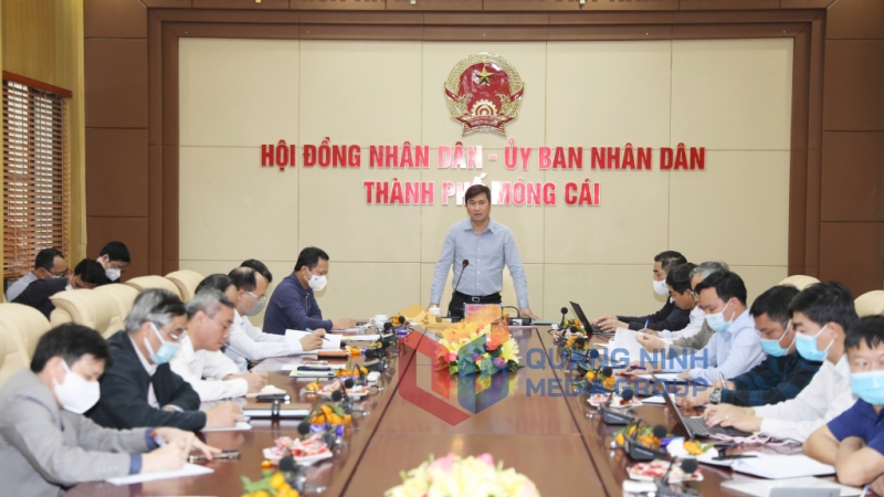 Chủ tịch UBND tỉnh Nguyễn Tường Văn làm việc các chủ đầu tư, nhà thầu. Ảnh: Đỗ Phương
