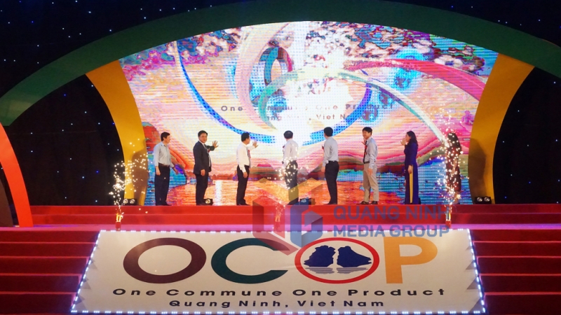 Các đại biểu thực hiện nghi lễ khai mạc Hội chợ OCOP Quảng Ninh - Hè 2020 (5-2020). Ảnh: Đỗ Phương