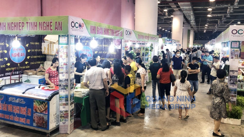 Đông đảo người dân đến mua sắm tại Hội chợ OCOP - Hè 2020 (5-2020). Ảnh: Đỗ Phương