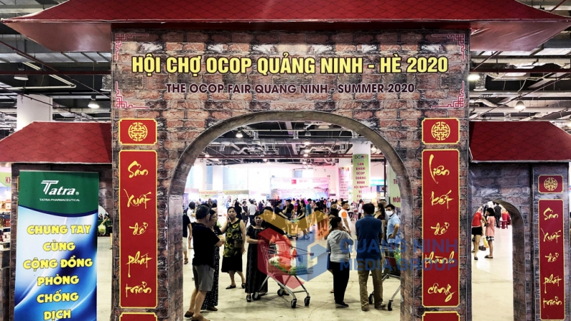 Người dân và khách du lịch tới tham quan, mua sắm tại hội chợ OCOP - Hè 2020 (5-2020). Ảnh: Đỗ Phương