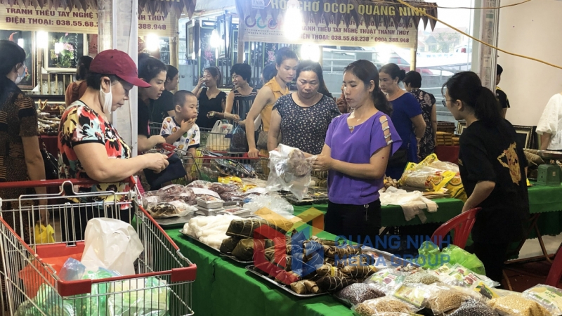 Người dân xếp hàng lựa chọn các sản phẩm bánh OCOP huyện Tiên Yên tại Hội chợ OCOP - Hè 2020 (5-2020). Ảnh: Đỗ Phương
