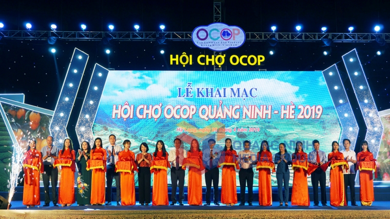 Các đại biểu cắt băng khai mạc Hội chợ OCOP Quảng Ninh - Hè 2019 (4-2019). Ảnh: Minh Đức