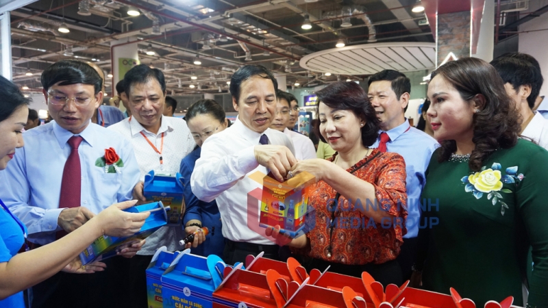 Các đồng chí lãnh đạo tỉnh tham quan một số gian hàng OCOP tại Hội chợ OCOP Quảng Ninh - Hè 2019 (4-2019). Ảnh: Minh Đức
