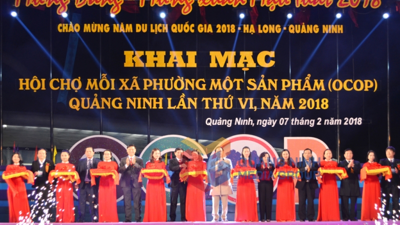 Các đại biểu cắt băng khai mạc Hội chợ OCOP Quảng Ninh lần thứ VI - năm 2018 (2-2018). Ảnh: Cao Quỳnh