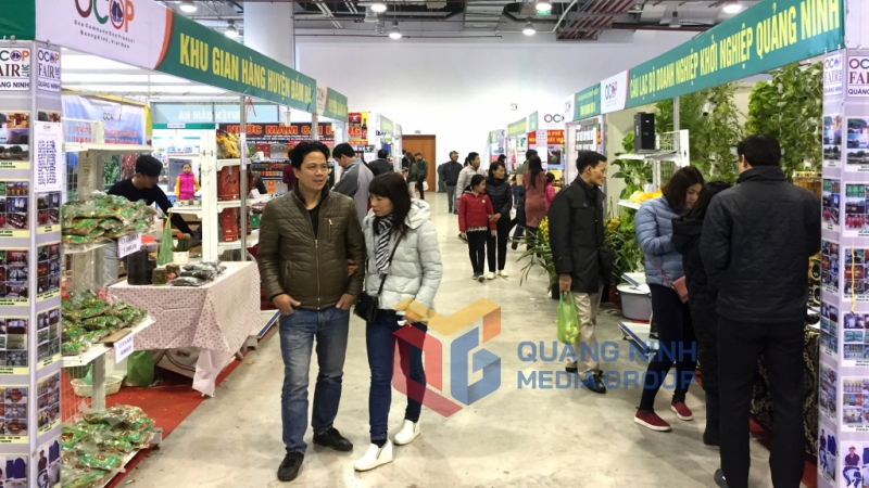 Gian hàng OCOP của các địa phương thu hút đông đảo người dân mua bán và thăm quan tại Hội chợ OCOP Quảng Ninh lần thứ VI - năm 2018 (2-2018). Ảnh: Vạn Thảo