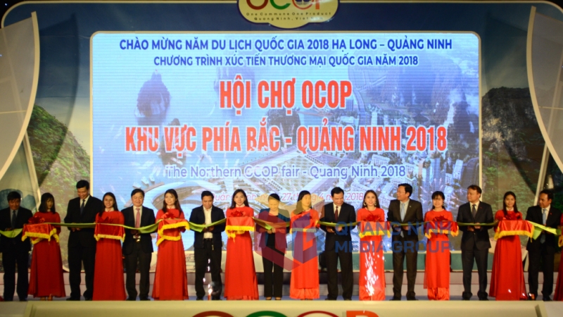 Các đại biểu cắt băng khai mạc Hội chợ OCOP khu vực phía Bắc-Quảng Ninh 2018 (4-2018). Ảnh: Cao Quỳnh