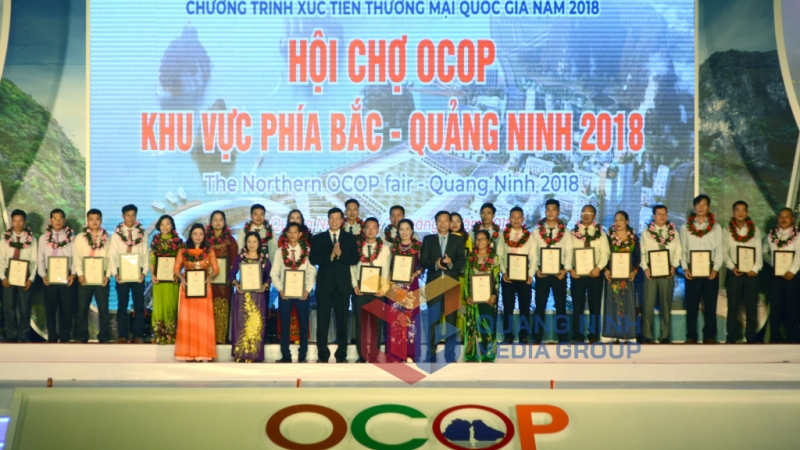 Lãnh đạo tỉnh trao giấy chứng nhận cho sản phẩm OCOP 4 sao tại Hội chợ OCOP khu vực phía Bắc-Quảng Ninh 2018 (4-2018). Ảnh: Cao Quỳnh