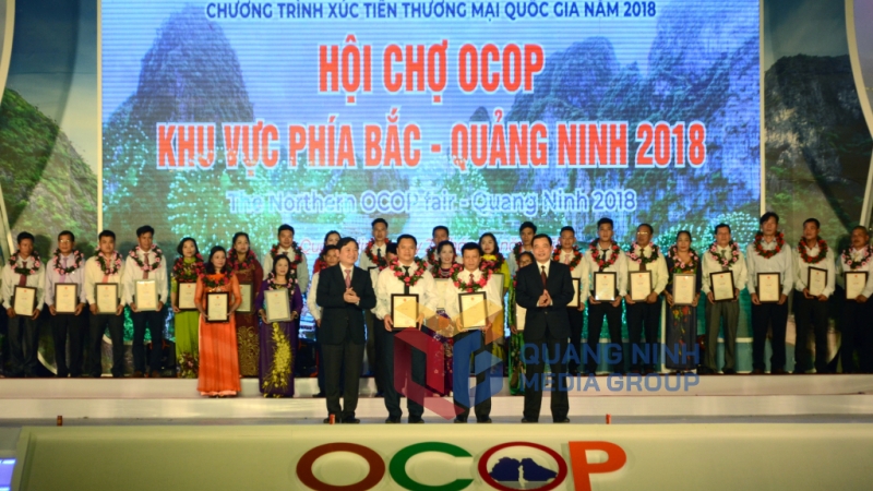 Lãnh đạo Trung ương trao giấy chứng nhận cho các sản phẩm OCOP đạt 5 sao tại Hội chợ OCOP khu vực phía Bắc-Quảng Ninh 2018 (4-2018). Ảnh: Cao Quỳnh