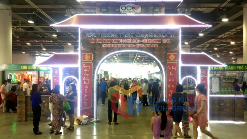 Người dân mua bán tại Hội chợ OCOP khu vực phía Bắc-Quảng Ninh 2018 (4-2018). Ảnh: Vạn Thảo.
