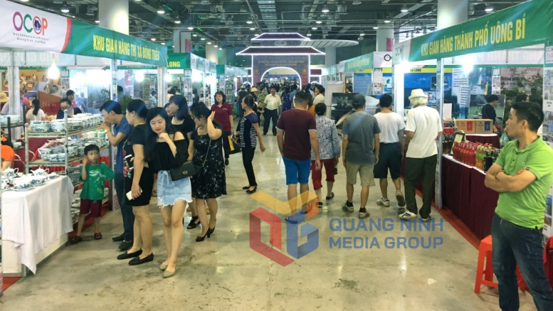 Người dân mua bán tại Hội chợ OCOP khu vực phía Bắc-Quảng Ninh 2018 (4-2018). Ảnh: Vạn Thảo