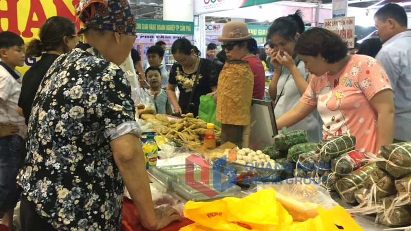 Người dân mua bán tại Hội chợ OCOP khu vực phía Bắc-Quảng Ninh 2018 (gian hàng TP Hạ Long) (4-2018). Ảnh: Vạn Thảo