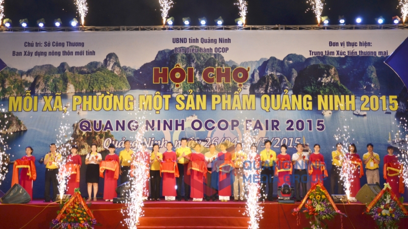 Các đại biểu cắt băng khai mạc Hội chợ OCOP Quảng Ninh 2015 (4-2015). Ảnh: Cao Quỳnh