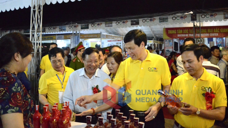 Các đại biểu tham quan gian hàng OCOP của TP Uông Bí (4-2015). Ảnh: Cao Quỳnh