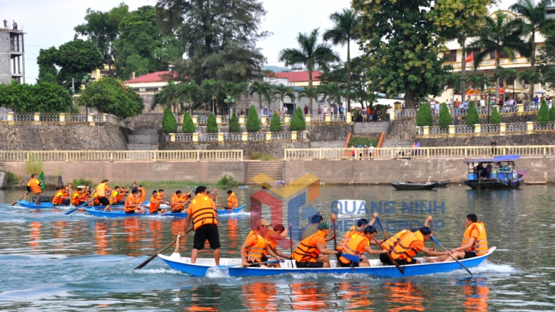 Giải đua thuyền truyền thống diễn ra trong Tuần Văn hóa, thể thao các dân tộc vùng Đông Bắc tỉnh Quảng Ninh lần thứ II (10-2018). Ảnh: Minh Hà