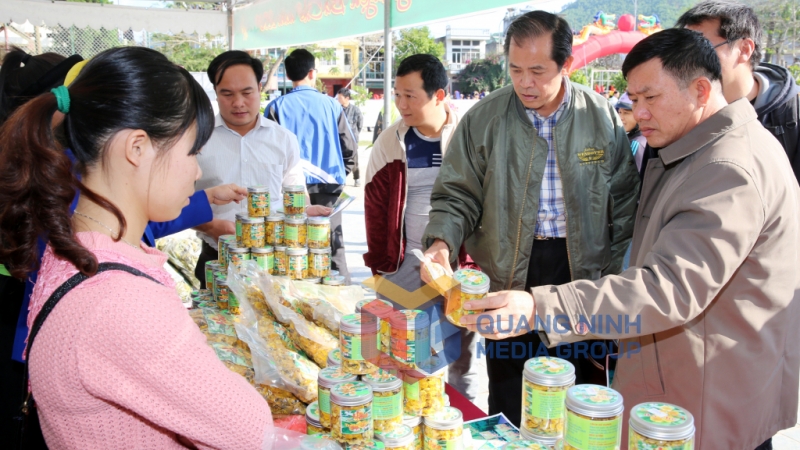 Người dân và du khách tham quan, mua sắm sản phẩm trà hoa vàng được trưng bày tại lễ hội (1-2016). Ảnh: Đỗ Phương