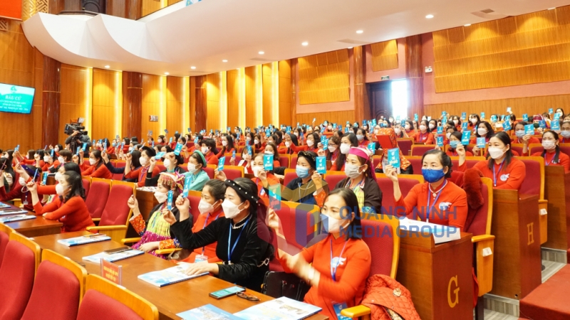 Các đại biểu biểu quyết thông qua Nghị quyết Đại hội Đại biểu Phụ nữ tỉnh Quảng Ninh lần thứ XII, nhiệm kỳ 2021-2026 (11-2021). Ảnh: Nguyễn Thanh