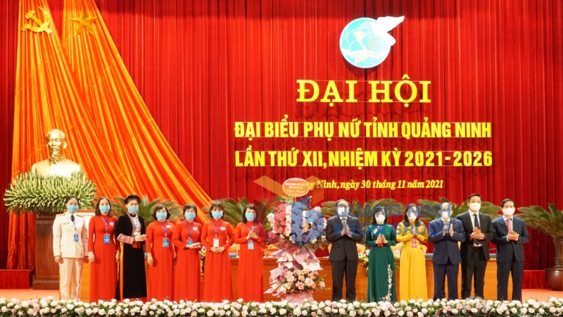 Các đồng chí lãnh đạo tỉnh tặng hoa chúc mừng Đại hội Đại biểu Phụ nữ tỉnh lần thứ XII (11-2021). Ảnh: Nguyễn Thanh
