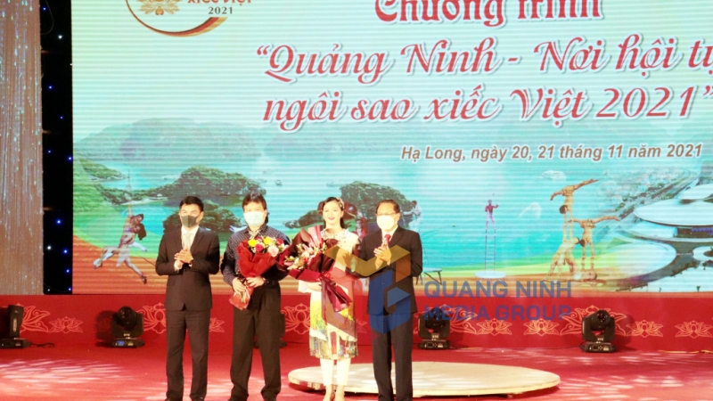 Lãnh đạo Sở VH&TT tặng hoa cho đại diện Liên đoàn Xiếc Việt Nam tham gia biểu diễn chương trình “Quảng Ninh - Nơi hội tụ ngôi sao xiếc Việt 2021” (11-2021). Ảnh: Tạ Quân
