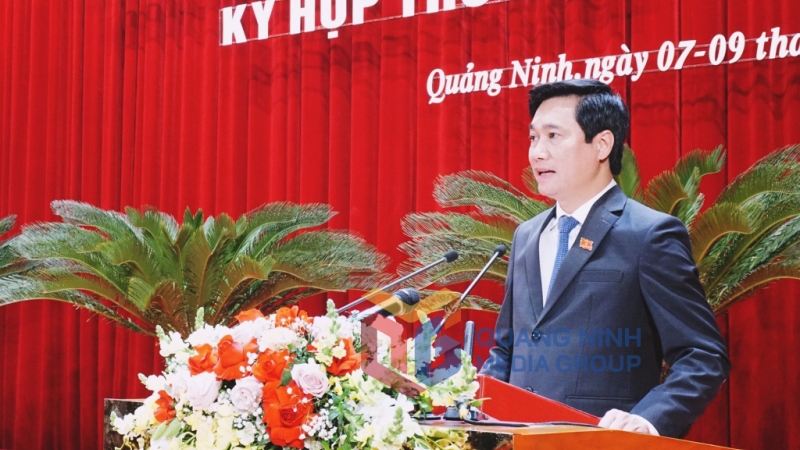 Đồng chí Nguyễn Tường Văn, Phó Bí thư Tỉnh ủy, Chủ tịch UBND tỉnh trình bày báo cáo tình hình kinh tế - xã hội và công tác chỉ đạo điều hành của UBND tỉnh năm 2021.