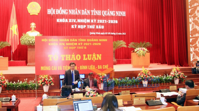 Đại biểu Hoàng Bá Nam, Bí thư Thành ủy Móng Cái, Tổ đại biểu HĐND tỉnh tại TP Móng Cái, phát biểu tại Tổ thảo luận số 2.