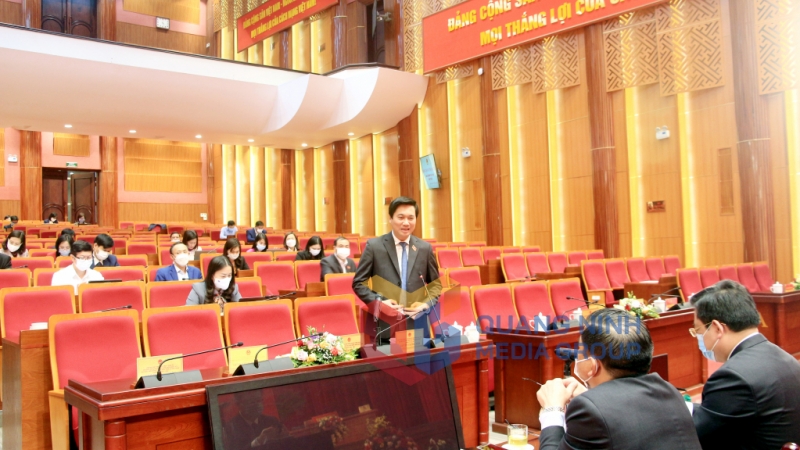 Đại biểu Nguyễn Tường Văn, Phó Bí thư Tỉnh ủy, Chủ tịch UBND tỉnh, phát biểu tại Tổ thảo luận số 2.