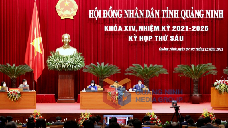 Chủ tọa điều hành phiên thảo luận tại hội trường.