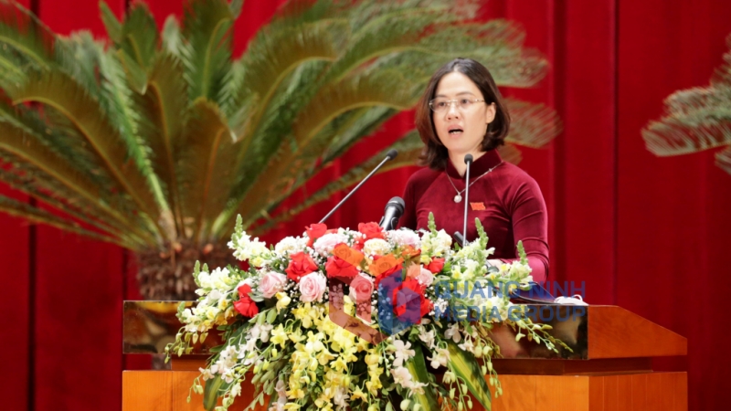 Đại biểu Nguyễn Thị Bích Liên, Tổ đại biểu thị xã Đông Triều, thảo luận.