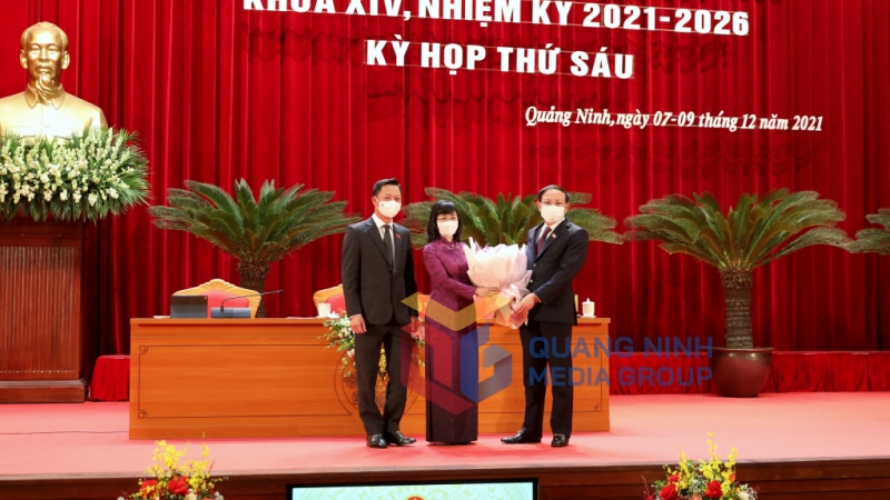 Thường trực HĐND tỉnh tặng hoa cho đồng chí Trịnh Thị Minh Thanh, Phó Bí thư Tỉnh ủy.