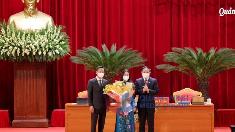 Thường trực HĐND tỉnh tặng hoa chúc mừng đồng chí Vi Ngọc Bích, trúng cử chức vụ Phó Chủ tịch HĐND tỉnh.
