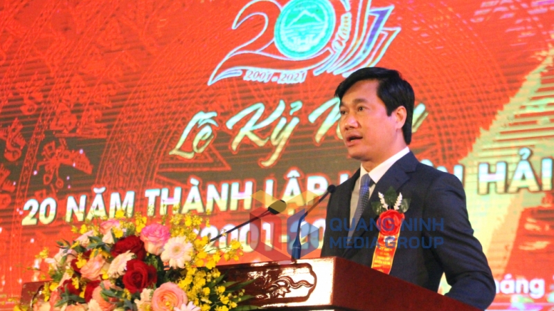 Đồng chí Nguyễn Tường Văn, Phó Bí thư Tỉnh ủy, Chủ tịch UBND tỉnh phát biểu tại Lễ kỷ niệm (12-2021). Ảnh Hữu Việt