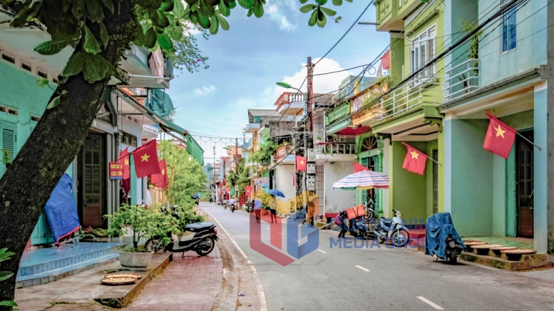 ...Hiện nay, thị trấn Quảng Hà đã mở rộng với nhiều tuyến phố được nhựa hóa, trang hoàng rực rỡ, văn minh (12-2021). Ảnh: Hữu Việt