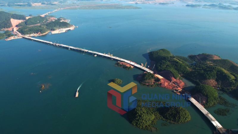 Cầu Vân Tiên được thiết kế có chiều dài 1.515m, gồm 3 nhịp đúc hẫng; bề rộng mặt cầu 25,25m, tiêu chuẩn đường cao tốc 4 làn xe ô tô và 2 làn dừng khẩn cấp đảm bảo tốc độ tối đa 120km/h (11-2021). Ảnh: Đỗ Phương