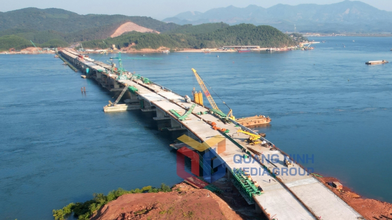 Hợp long cầu Vân Tiên - cầu dài nhất tỉnh Quảng Ninh (11-2021). Ảnh: Đỗ Phương