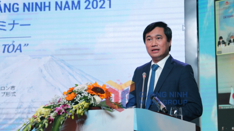 Đồng chí Nguyễn Tường Văn, Chủ tịch UBND tỉnh, phát biểu bế mạc hội nghị (12-2021). Ảnh: Minh Hà