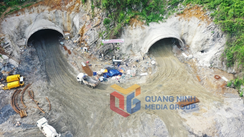 Cửa hầm xuyên núi phía TP Hạ Long (6-2021). Ảnh Đỗ Phương