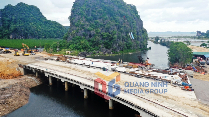 Thi công cầu số 2 vượt suối Lộ Phong (phường Hà Phong, TP Hạ Long) có chiều dài 80m (6-2021). Ảnh: Đỗ Phương