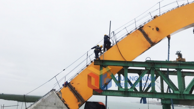 Nhà thầu đang tiến hành thi công vòm thép ngoài cùng khẩu độ 40m (10-2021). Ảnh Đỗ Phương