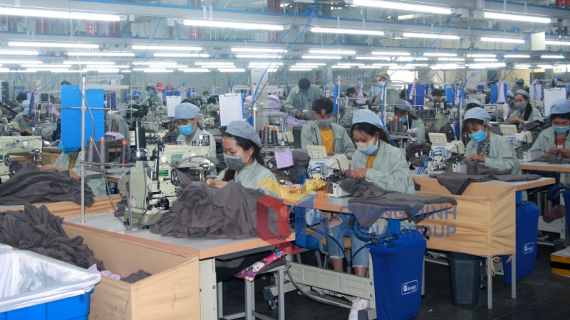 Sản xuất quần áo xuất khẩu tại Công ty TNHH Hoa Lợi Đạt Việt Nam (12-2021). Ảnh: Mạnh Trường