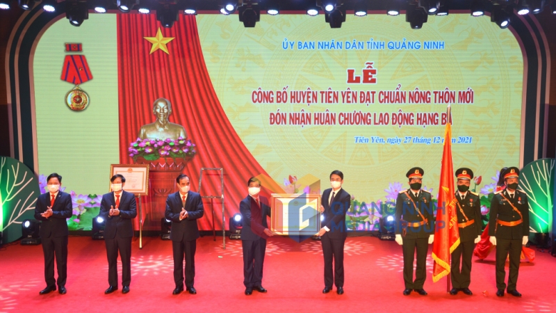 Đảng bộ, chính quyền và nhân dân các dân tộc huyện Tiên Yên được Đảng, Nhà nước tặng thưởng Huân chương Lao động hạng Ba (12-2021). Ảnh: Cao Quỳnh