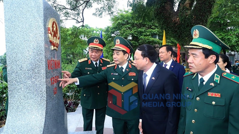Thượng tướng Phan Văn Giang thăm cột mốc 1369 tại Cửa khẩu Quốc tế Móng Cái (4-2021). Ảnh: Đỗ Phương
