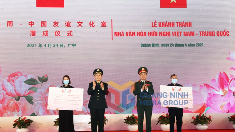 Thượng tướng Phan Văn Giang, Bộ trưởng Bộ Quốc phòng Việt Nam và Thượng tướng Ngụy Phượng Hòa, Bộ trưởng Bộ Quốc phòng Trung Quốc, tặng quà nhân dân xã biên giới Đồng Văn, huyện Bình Liêu (4-2021). Ảnh: Đỗ Phương
