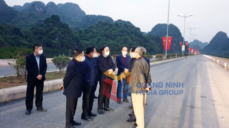 Bí thư Tỉnh ủy Nguyễn Xuân Ký cùng đoàn công tác kiểm tra các hạng mục của tuyến đường bao biển nối TP Hạ Long và TP Cẩm Phả (12-2021). Ảnh: Đỗ Phương