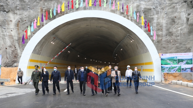 Các đồng chí lãnh đạo, nguyên lãnh đạo tỉnh đi bộ qua hầm xuyên núi, đường bao biển Hạ Long - Cẩm Phả (1-2022). Ảnh: Đỗ Phương