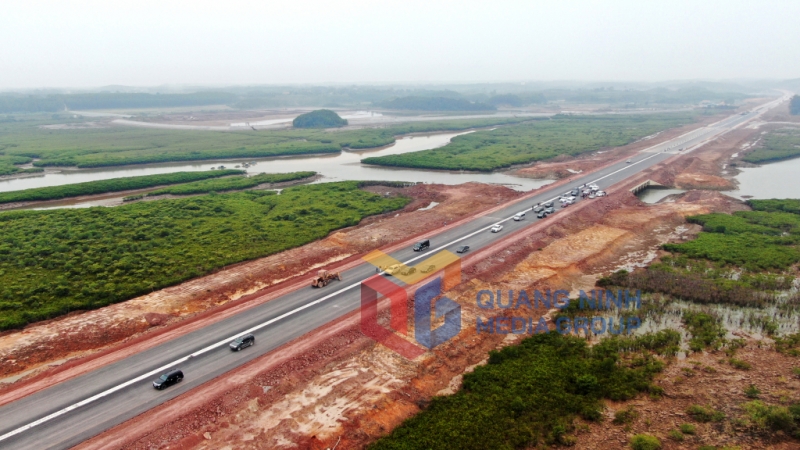 Cao tốc Vân Đồn - Móng Cái đã thông xe kỹ thuật toàn tuyến (1-2022). Ảnh: Đỗ Phương