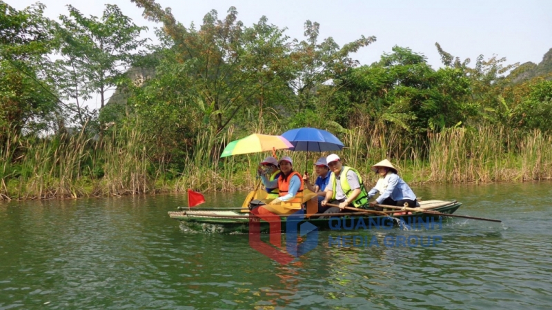 Du khách ngồi thuyền khám phá rừng ngập mặn Đồng Rui (1-2022). Ảnh: Vi Thị Hai (Trường TH&THCS Đồng Rui, Tiên Yên)