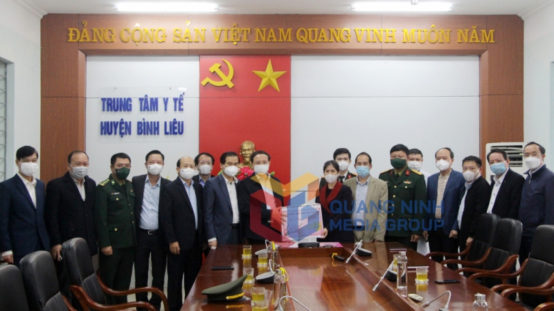 Đồng chí Bí thư Tỉnh ủy cùng đoàn công tác đến thăm, chúc Tết cán bộ, y, bác sỹ Trung tâm Y tế huyện Bình Liêu (1-2022). Ảnh: Thu Chung