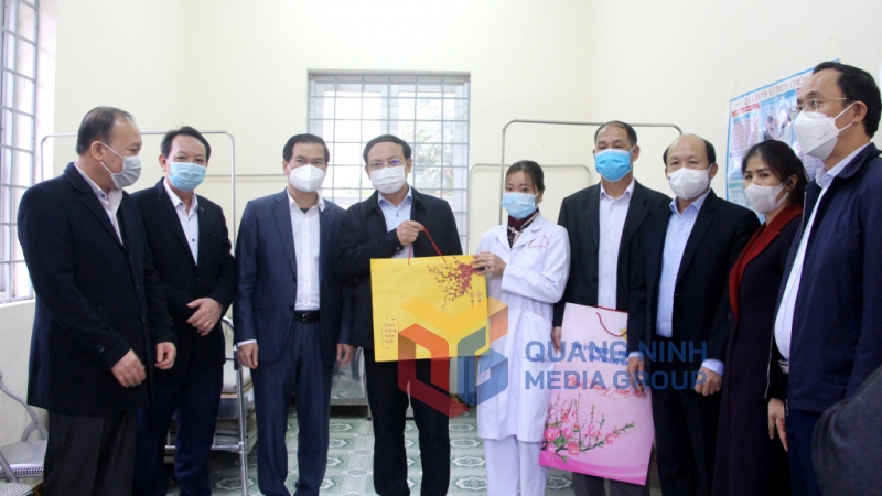 Đoàn công tác cũng đến thăm, động viên cán bộ, y, bác sỹ Trạm Y tế xã Hoành Mô (Bình Liêu) (1-2022). Ảnh: Thu Chung