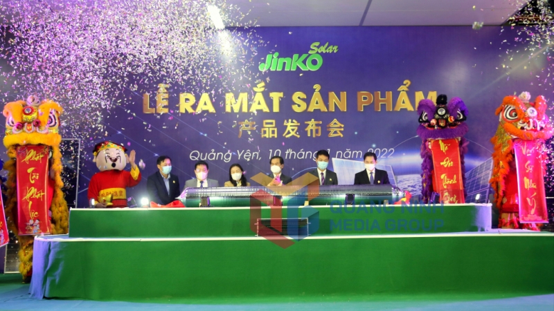 Các đại biểu thực hiện nghi thức kéo băng ra mắt sản phẩm đầu tiên của dự án công nghệ tấm silic Jinko Solar Việt Nam (1-2022). Ảnh: Minh Hà